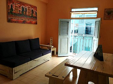 Sala de estar-comedor con balcon a la calle