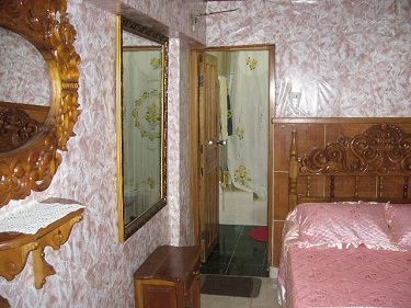 Detalle de la habitacion con el baño al fondo