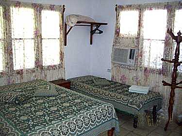 Habitacion con cama de matrimonio y personal