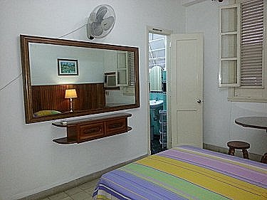Detalle de la habitacion (baño al fondo)