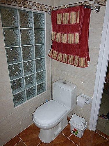 Baño del apartamento (inodoro)