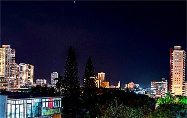 Vistas nocturnas desde la terraza del apartamento de Maria Eugenia en La Habana