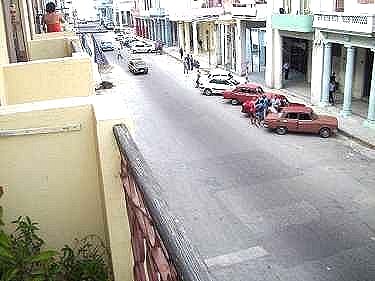 Vista a la calle a la izquierda del balcon