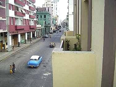Vista a la calle, a la derecha del balcon