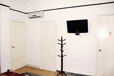 Habitacion con aire acondicionado y televisor