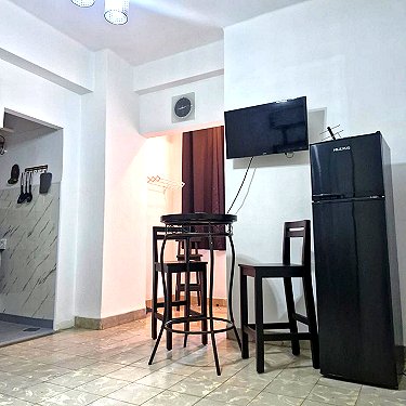 Sala de estar. Frigorifico y television