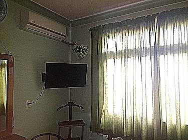 Detalle de la habitacion con el televisor nuevo y el aire acondicionado nuevo