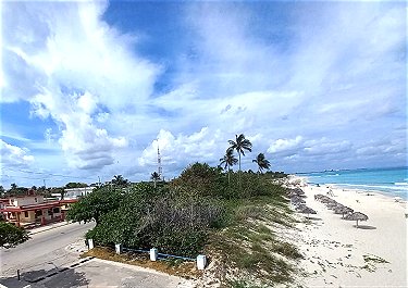 Vista al mar donde se aprecia lo cerca que esta la casa de la playa