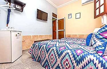 Habitacion del apartamento con una cama matrimonial. Sofa cama en el salon