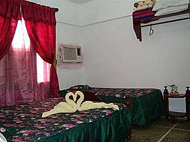 Habitacion con cama matrimonio y personal