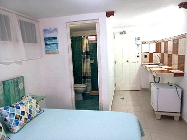 Habitacion dormitorio de la casa Marlyn en Varadero, minibar
