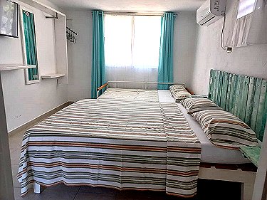 Habitacion con el sofa-cama desplegado para tercer persona