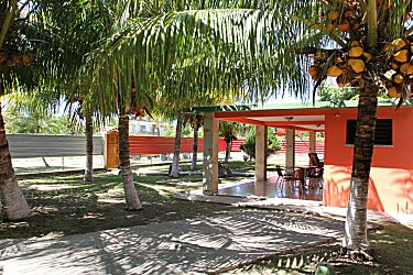 Jardines frente a la casa en playa de Guanabo