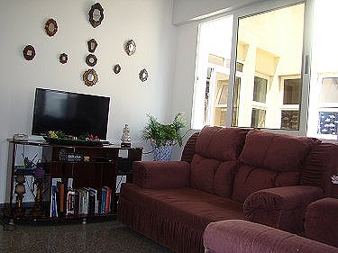 Sala de estar con televisor pantalla plana