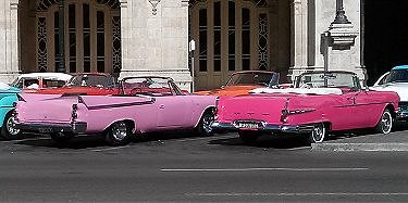 Autos descapotables clasicos en Cuba