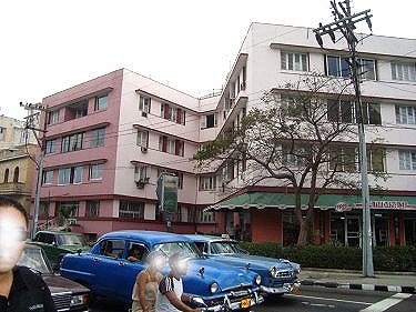 El edificio visto desde la entrada del Hotel Habana Libre